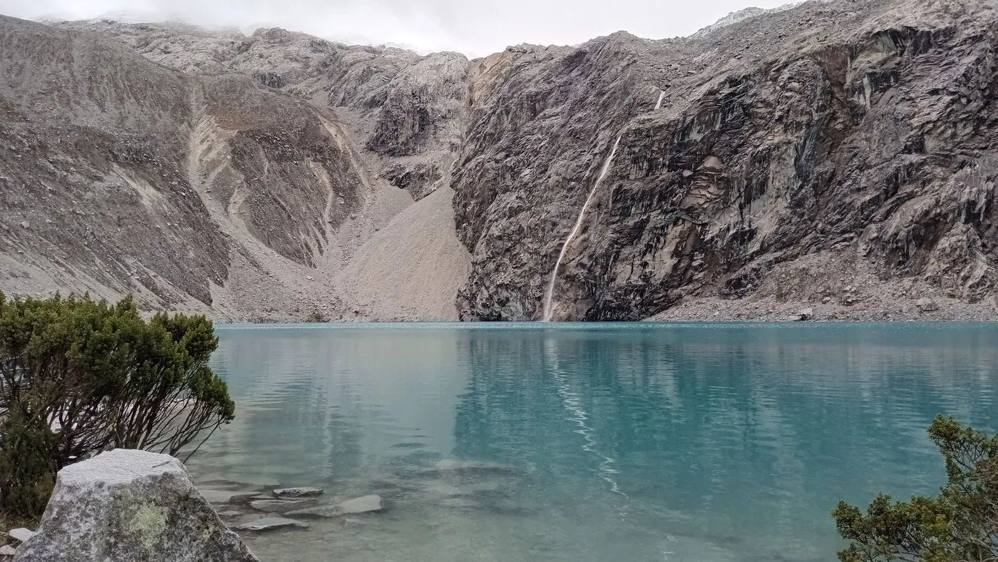 Aguas turquesas de la Laguna 69