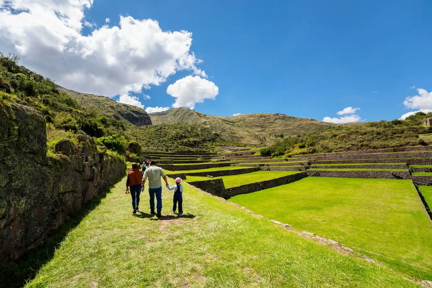 FAMILIA CAMIANNDO POR VALLE SUR 