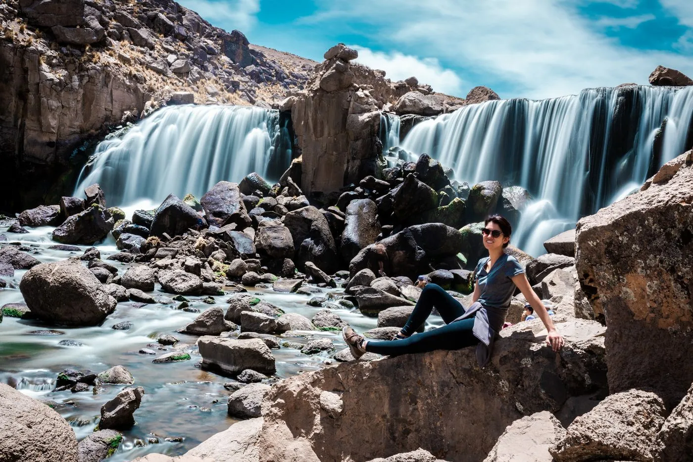 UNA MUJER EN LA CATARATA DE PILLONES