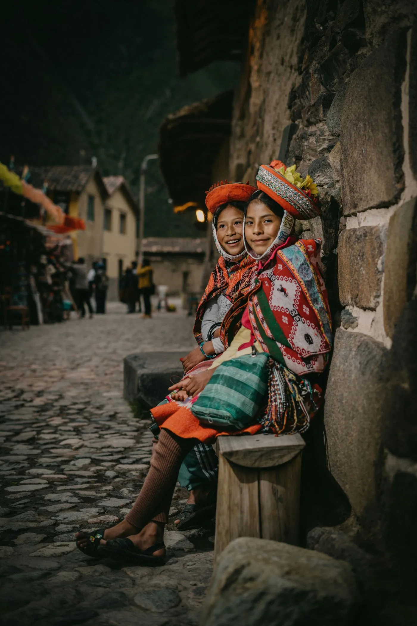 dOs nIñAs mIrAnDo La cAmArA En OlLaNtAyTaMBo